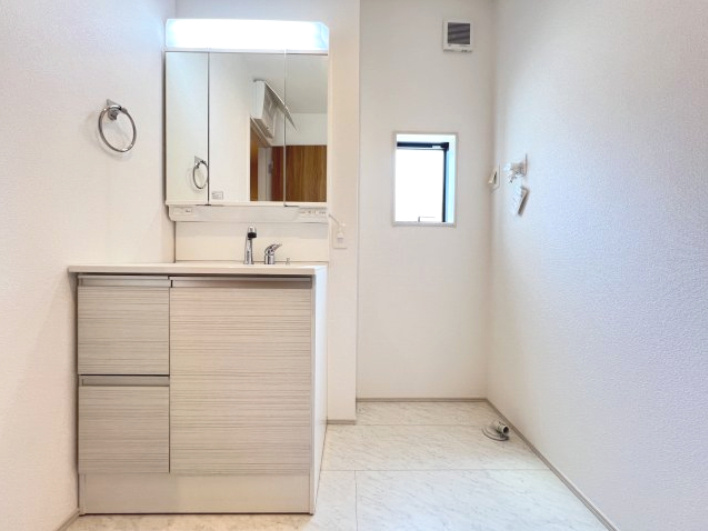 高浜市屋敷町2期　全４棟　１号棟の独立洗面台