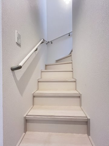 高浜市屋敷町2期　全４棟　１号棟の内装|階段