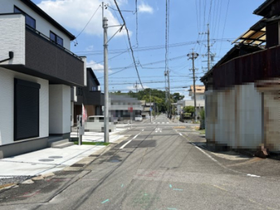 高浜市屋敷町2期　全４棟　１号棟の前面道路含む現地写真