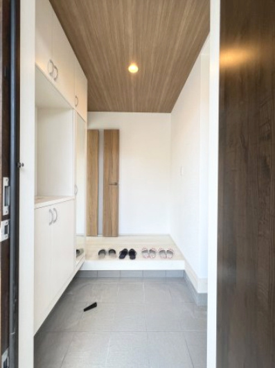 高浜市屋敷町2期　全４棟　１号棟の玄関