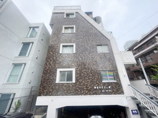 【外観】 | 手入れの行き届いた外壁やエントランスなど、「見ればわかる」レベルで清潔感を保ったマンションです。築年数を感じさせない姿で皆様をお出迎えします。～即日のご見学可能～　お問合せはお気軽にどうぞ。