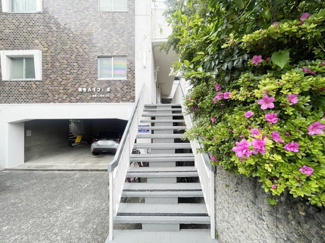 【エントランス】 | お客様を、そして住人を出迎えてくれるマンションのエントランス。ゴミが落ちていないことからも、管理状態の良さや住民の節度の高さが見て取れます。～即日のご見学可能～　お問合せはお気軽にどうぞ。