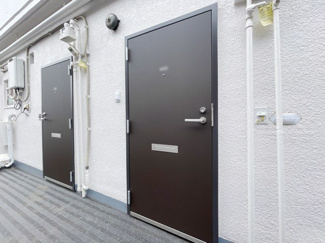 【その他共用部分】 | 皆様をお迎えする、お部屋の玄関ドア。開けやすさや開放角度、ドアノブの操作しやすさや鍵の形状などを、現地で一度ご確認ください。～即日のご見学可能～　お問合せはお気軽にどうぞ。