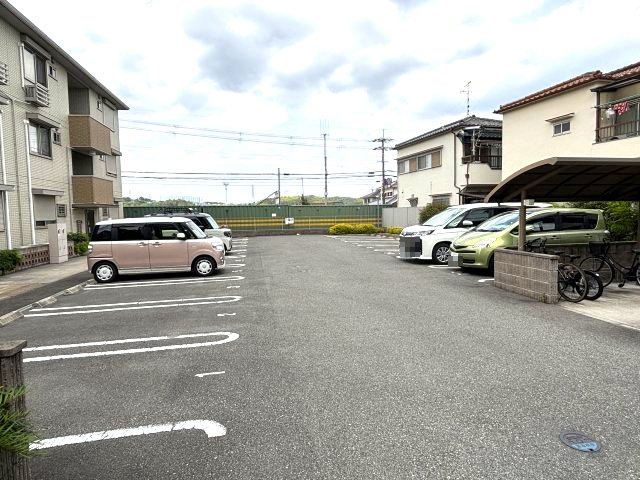シャルマンの駐車場