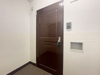 【その他共用部分】 | 皆様をお迎えする、お部屋の玄関ドア。開けやすさや開放角度、ドアノブの操作しやすさや鍵の形状などを、現地で一度ご確認ください。～即日のご見学可能～　お問合せはお気軽にどうぞ。