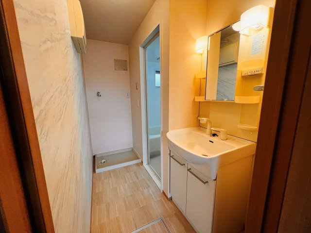 バッキンガムパレスの洗面所|明るい洗面所です