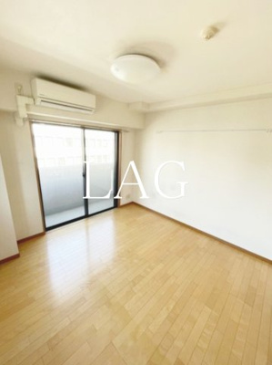 【居間・リビング】 | ロイヤルガーデン妻恋坂 | 洋室のお部屋です。