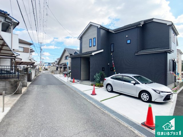 加古川市野口町古大内　新築一戸建ての前面道路含む現地写真|周辺は閑静な住宅街！前面道路広々で車の出し入れも便利です。駐車が苦手な方でも安心して車庫入れできます！