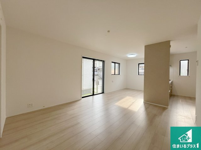 加古川市野口町古大内　新築一戸建ての居間・リビング|日当たり良好の明るいリビングで朝の目覚めもスッキリできそう！対面キッチンでご家族のコミュニケーションも自然と増える設計！小さなお子様が遊ぶスペースを作っても広々とくつろげるLDK！