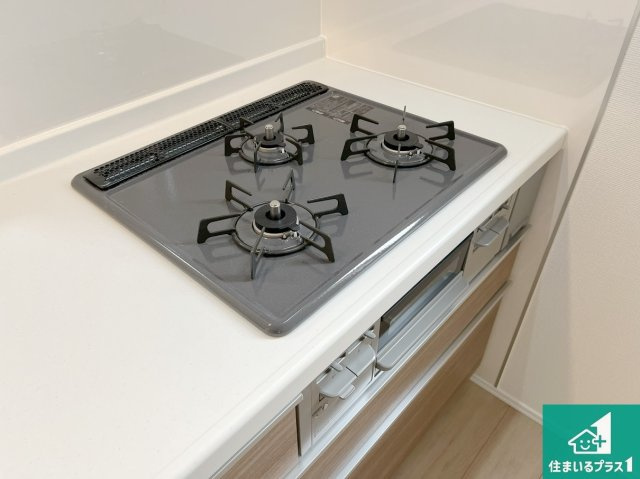 加古川市野口町古大内　新築一戸建ての設備|ダブル高火力Ｓｉセンサー付きコンロ！３口あるので、まとめて料理をする時も大活躍！