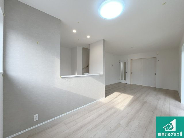 加古川市野口町古大内　新築一戸建ての居間・リビング|シンプルなリビングは、観葉植物等のインテリアを楽しめますね！パパ好みにも、ママ好みにも家具次第で雰囲気を変えることができます！