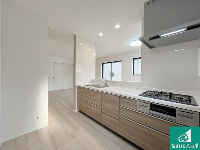 加古川市野口町古大内　新築一戸建てのキッチン|リビングと統一感があり、使い勝手のいいキッチン。広々としているので、二人並んで作業が出来ちゃいます。お子様と一緒に色々なお料理に挑戦できるスペースがあります。