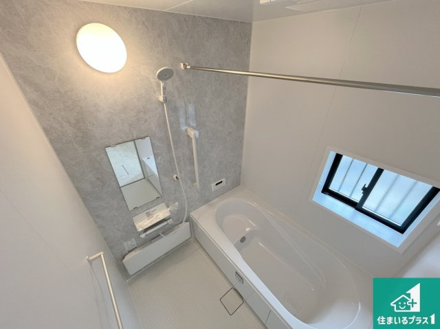 加古川市野口町古大内　新築一戸建ての浴室|足をゆったり伸ばして寛げる浴槽です。窓が設けられていますので差し込む光が明るく穏やかな雰囲気にしてくれます♪浴室乾燥機も設置しているので、雨の日の洗濯物も安心です♪