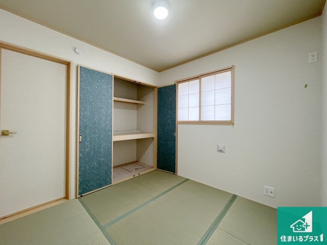 加古川市野口町古大内　新築一戸建ての和室|一室あると便利な和室は客間としてだけでなく、小さなお子様のプレイルームや食後のくつろぎスペースとしてもご利用いただけます。収納もついていますので大活躍間違いなし！