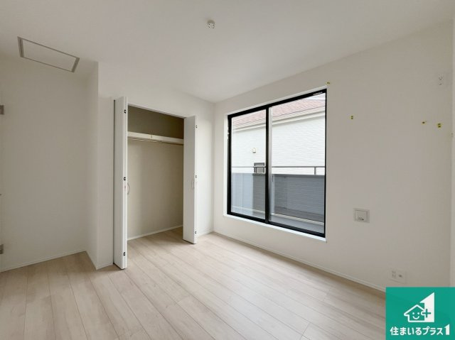 加古川市野口町古大内　新築一戸建ての洋室|寝室は心地よい眠りについてもらいたくて、シンプルかつ開放的な空間な設計にしています！大きな窓から差し込む日が心地いいです♪