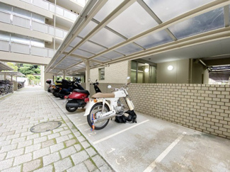 【駐車場】 | バイク置き場。空き区画の有無や駐輪料金、サイズおよび排気量規定などについては、改めてお問い合わせください。～即日のご見学可能～　お問合せはお気軽にどうぞ。