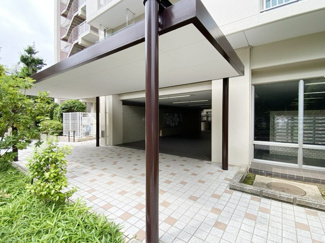 【エントランス】 | お客様を、そして住人を出迎えてくれるマンションのエントランス。ゴミが落ちていないことからも、管理状態の良さや住民の節度の高さが見て取れます。～即日のご見学可能～　お問合せはお気軽にどうぞ。