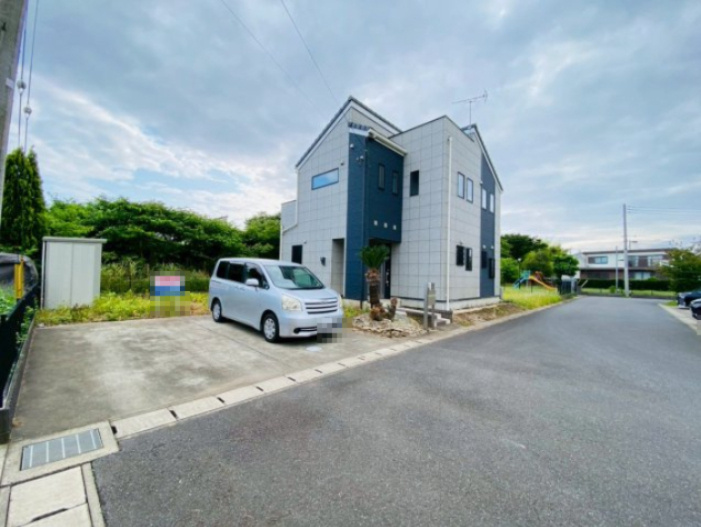 七栄　中古戸建の駐車場