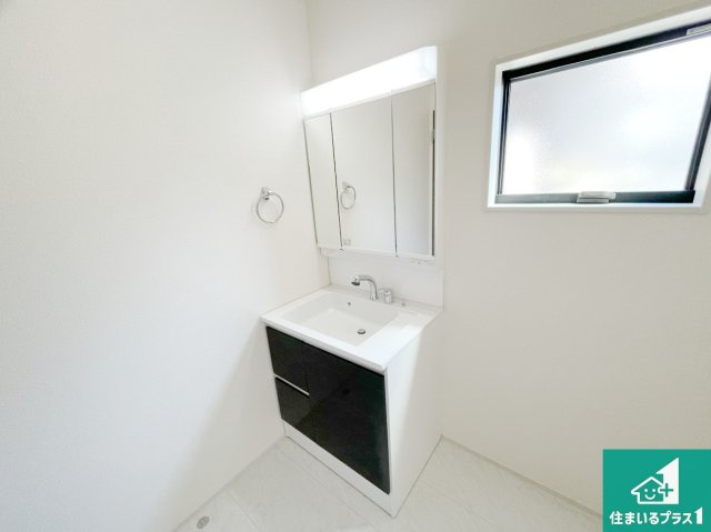 加古川市東神吉町神吉　第9期　新築一戸建ての独立洗面台|清潔感のある洗面台です。フラットな鏡は掃除がしやすく毎日清潔！鏡裏には収納があるのでスッキリとした洗面台が保てます。