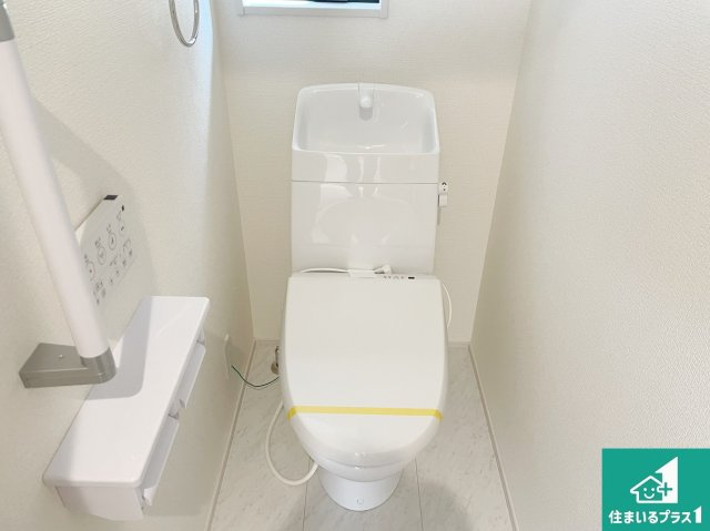 加古川市東神吉町神吉　第9期　新築一戸建てのトイレ|1・2階の2ヶ所にあるので、朝の忙しい時間の順番待ちもなく、深夜の利用にも大変便利です。