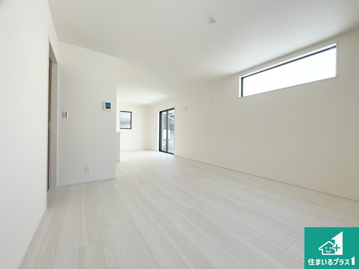 加古川市東神吉町神吉　第9期　新築一戸建ての居間・リビング|日当たり良好の明るいリビングで朝の目覚めもスッキリできそう！対面キッチンでご家族のコミュニケーションも自然と増える設計！小さなお子様が遊ぶスペースを作っても広々とくつろげるLDK！