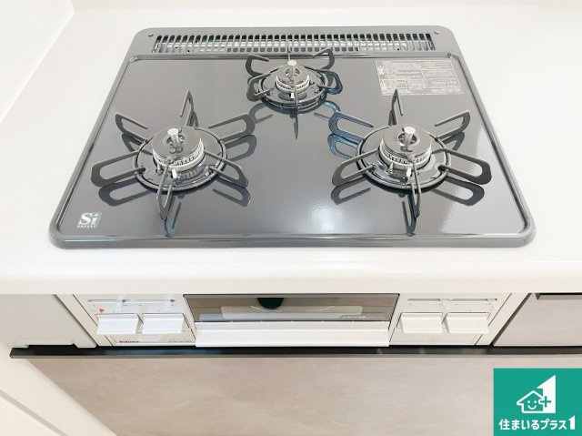加古川市東神吉町神吉　第9期　新築一戸建ての設備|ダブル高火力Ｓｉセンサー付きコンロ！３口あるので、まとめて料理をする時も大活躍！