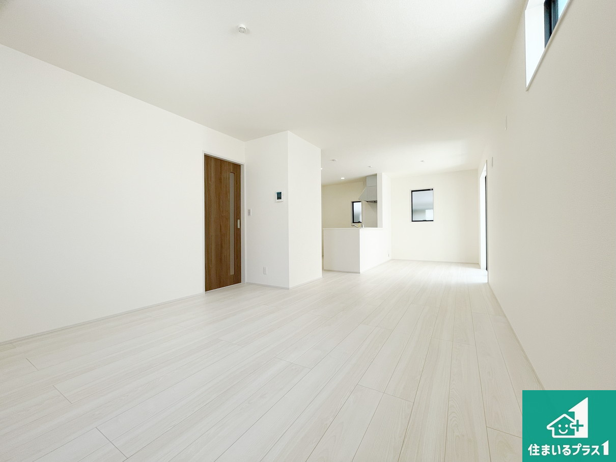 加古川市東神吉町神吉　第9期　新築一戸建ての居間・リビング|日当たり良好の明るいリビングで朝の目覚めもスッキリできそう！対面キッチンでご家族のコミュニケーションも自然と増える設計！小さなお子様が遊ぶスペースを作っても広々とくつろげるLDK！