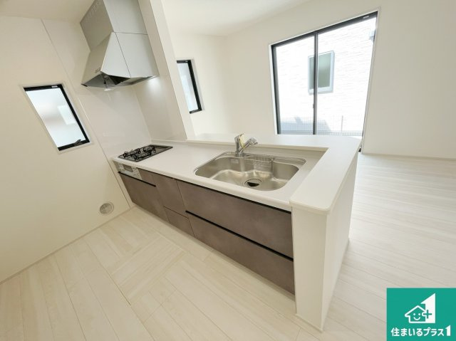 加古川市東神吉町神吉　第9期　新築一戸建てのキッチン|子供を見守りながらお料理が出来るため家族のコミュニケーションか増えます♪スペースが広く確保されている為お子様が大きくなったときは一緒に料理を楽しめます♪