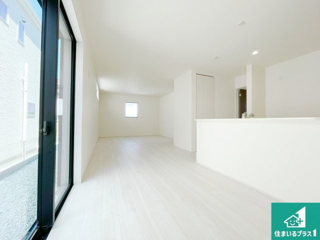 加古川市東神吉町神吉　第9期　新築一戸建ての居間・リビング|明るいリビングで朝の目覚めもスッキリできそう！対面キッチンでご家族のコミュニケーションも自然と増える設計！小さなお子様が遊ぶスペースを作っても広々とくつろげるLDK！