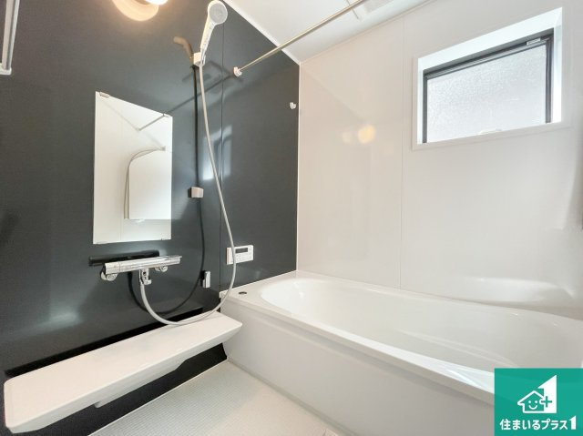 加古川市東神吉町神吉　第9期　新築一戸建ての浴室|足をゆったり伸ばして寛げる浴槽です。窓が設けられていますので差し込む光が明るく穏やかな雰囲気にしてくれます♪浴室乾燥機も設置しているので、雨の日の洗濯物も安心です♪