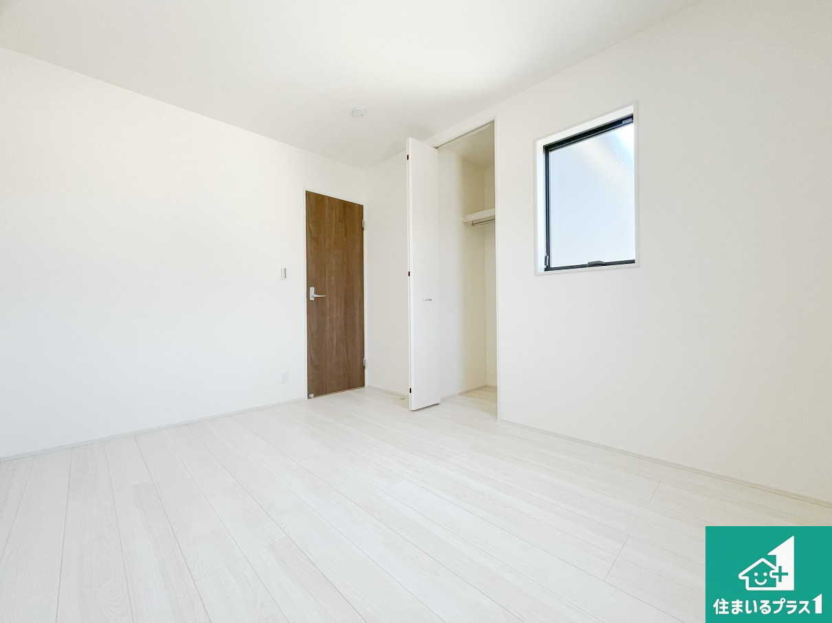 加古川市東神吉町神吉　第9期　新築一戸建ての洋室|寝室は心地よい眠りについてもらいたくて、シンプルかつ開放的な空間な設計にしています！大きな窓から差し込む日が心地いいです♪