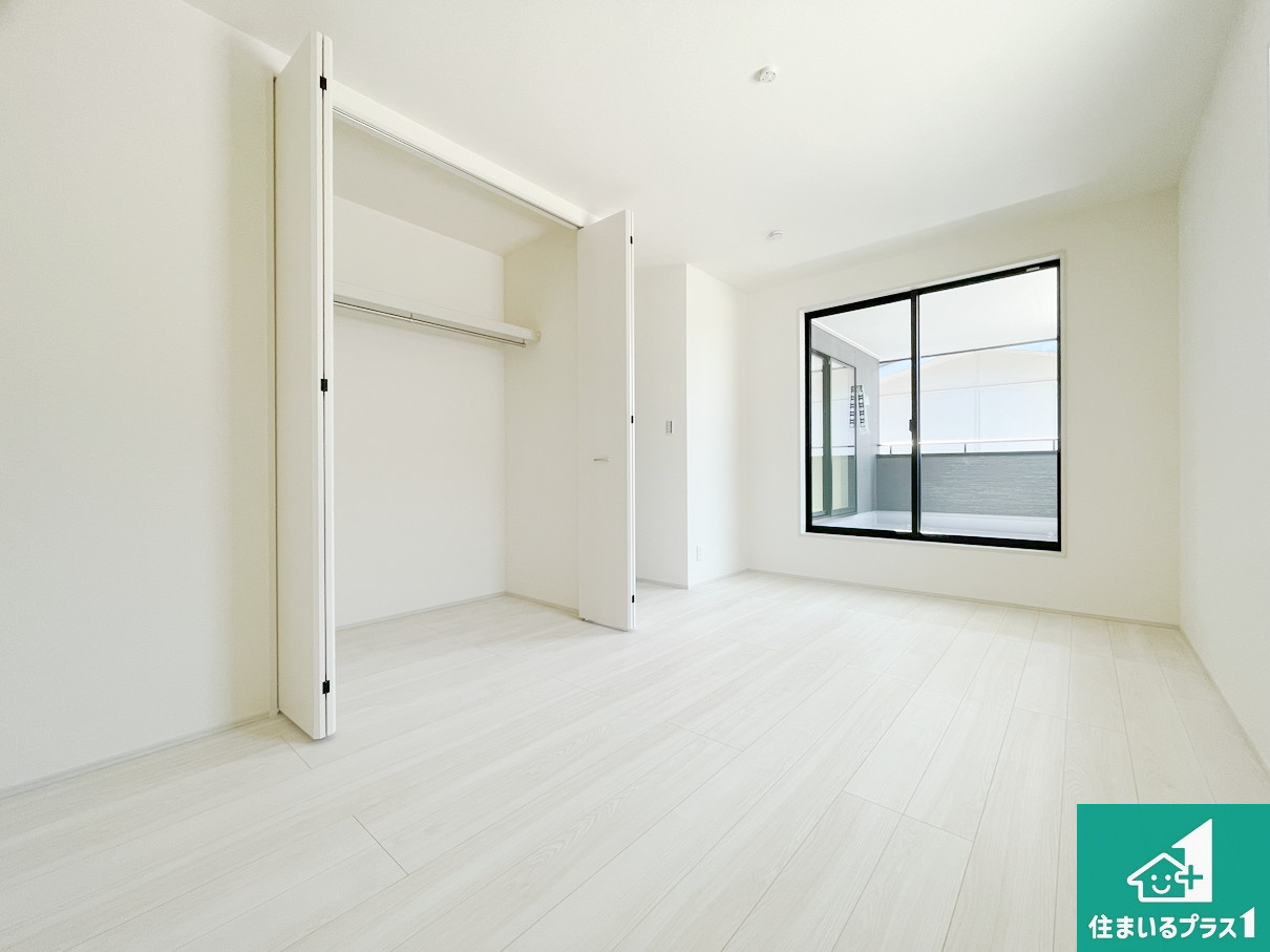 加古川市東神吉町神吉　第9期　新築一戸建ての洋室|収納スペースが充実しているので子供の成長に合わせてたくさん収納ができます！家族構成に合わせた様々な活用ができる収納！