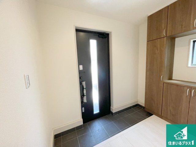 加古川市東神吉町神吉　第9期　新築一戸建ての玄関|シューズボックスにはたくさんの靴が収納できるので玄関周りはいつもスッキリ！ご家族が増えても安心！