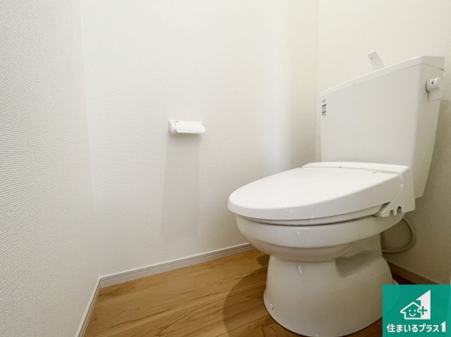 京都市西京区大原野上里紅葉町　第1期　新築一戸建てのトイレ|1・2階の2ヶ所にあるので、朝の忙しい時間の順番待ちもなく、深夜の利用にも大変便利です。