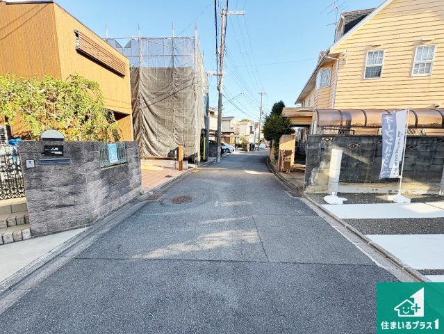 京都市西京区大原野上里紅葉町　第1期　新築一戸建ての前面道路含む現地写真|周辺は閑静な住宅街！前面道路広々で車の出し入れも便利です。駐車が苦手な方でも安心して車庫入れできます！