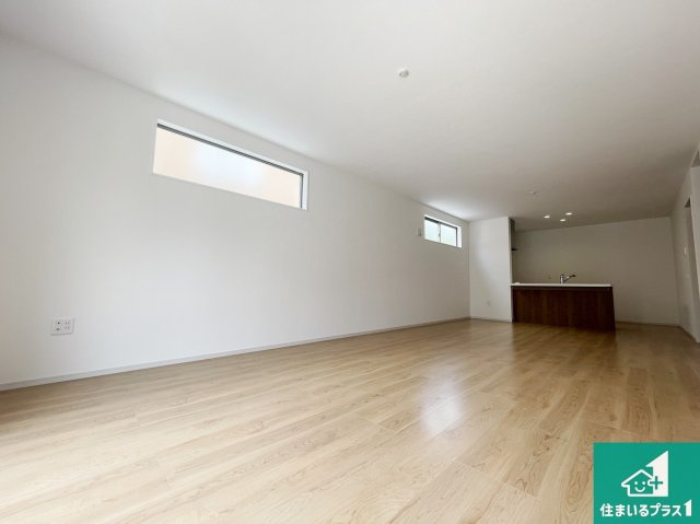 京都市西京区大原野上里紅葉町　第1期　新築一戸建ての居間・リビング|日当たり良好の明るいリビングで朝の目覚めもスッキリできそう！対面キッチンでご家族のコミュニケーションも自然と増える設計！小さなお子様が遊ぶスペースを作っても広々とくつろげるLDK！