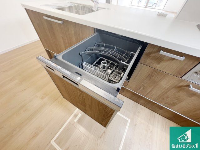 京都市西京区大原野上里紅葉町　第1期　新築一戸建ての設備|食事後の一仕事、食器洗いをボタン一つでお任せできちゃいます！場所を取らないビルトイン式なので、お料理スペースもしっかり確保！