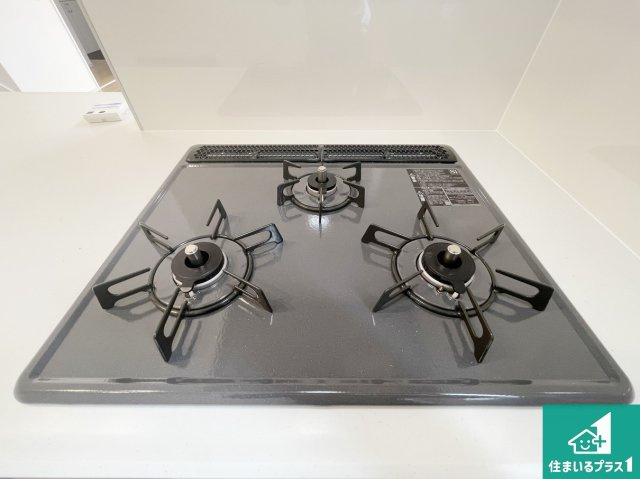 京都市西京区大原野上里紅葉町　第1期　新築一戸建ての設備|ダブル高火力Ｓｉセンサー付きコンロ！３口あるので、まとめて料理をする時も大活躍！