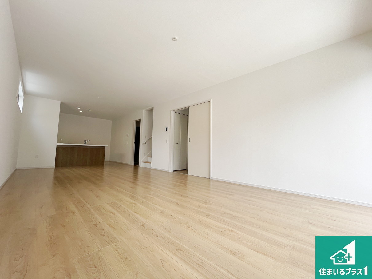 京都市西京区大原野上里紅葉町　第1期　新築一戸建ての居間・リビング|日当たり良好の明るいリビングで朝の目覚めもスッキリできそう！対面キッチンでご家族のコミュニケーションも自然と増える設計！小さなお子様が遊ぶスペースを作っても広々とくつろげるLDK！