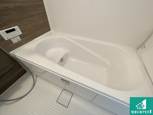 京都市西京区大原野上里紅葉町　第1期　新築一戸建ての浴室|足をゆったり伸ばして寛げる浴槽です。窓が設けられていますので差し込む光が明るく穏やかな雰囲気にしてくれます♪浴室乾燥機も設置しているので、雨の日の洗濯物も安心です♪