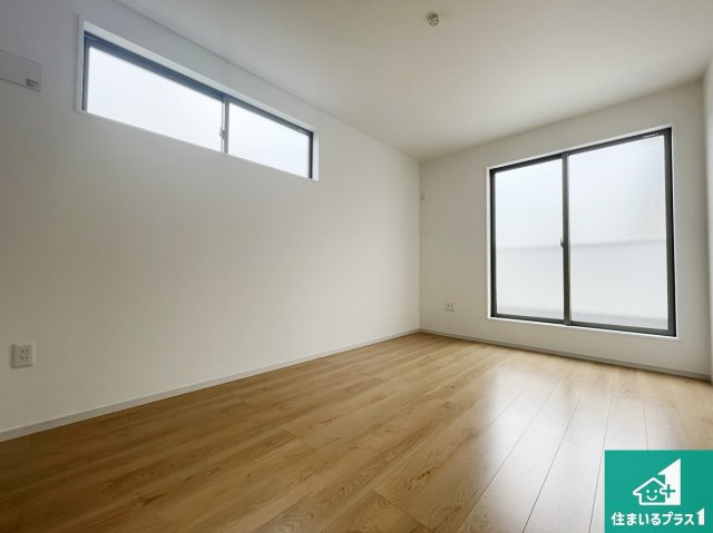 京都市西京区大原野上里紅葉町　第1期　新築一戸建ての洋室|シンプルな洋室は、自分好みのインテリアが楽しめます♪ご家族とインテリアや家具を選びに行くのは新築購入時の醍醐味の一つです。ぜひお楽しみください♪