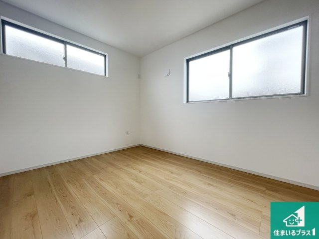 京都市西京区大原野上里紅葉町　第1期　新築一戸建ての洋室|シンプルな洋室は、自分好みのインテリアが楽しめます♪ご家族とインテリアや家具を選びに行くのは新築購入時の醍醐味の一つです。ぜひお楽しみください♪