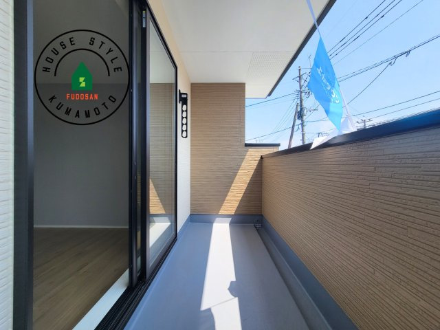 熊本市東区若葉6丁目第2-4棟（1号棟）　の外観：施工例|風をしっかりと感じられるバルコニーでは、毎日が洗濯日和です。広々としているので洗濯も楽しくなるでしょうし、気分転換にバルコニーからの眺めを楽しむのもいいでしょう。