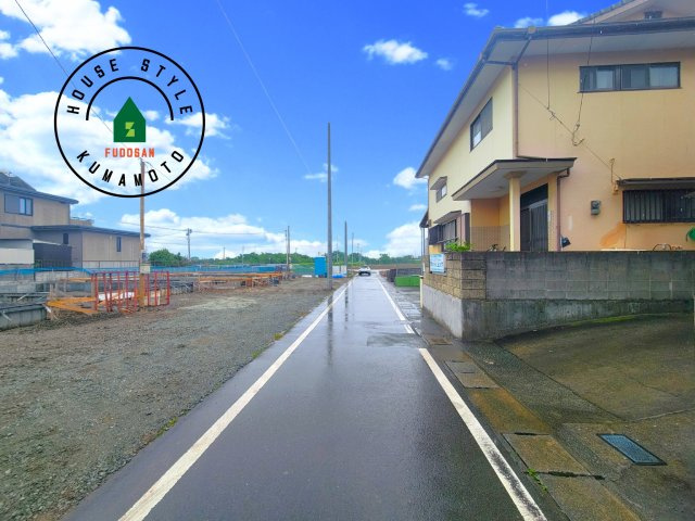 熊本市東区若葉6丁目第2-4棟（1号棟）　の前面道路含む現地写真|前面道路は閑静な住宅地をはしる車通りの少ない道路。お車の出し入れが苦手なママや小さなお子様にも安心ですね。しっかり舗装もされているので、ベビーカーや自転車で通っても快適に通行できます。