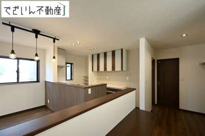 【居間・リビング】 | 本庄市小島　戸建住宅ー＊Design HOUSE＊ | ≪D号棟≫広がるやすらぎのプライベート空間。大きい窓から射しこむ眩い光が、広々としたリビング空間を鮮やかに映し出します。
現地(2025年7月撮影)