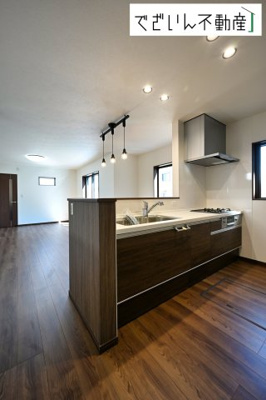 【キッチン】 | 本庄市小島　戸建住宅ー＊Design HOUSE＊ | ≪D号棟≫共働きでも無理なく使える効率的なレイアウト。夕食の準備も、家族の会話を楽しみながら進められる、心地よいキッチンです。
現地(2025年7月撮影)
