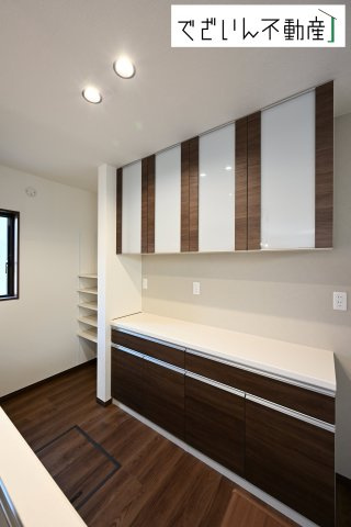 【キッチン】 | 本庄市小島　戸建住宅ー＊Design HOUSE＊ | ≪D号棟≫システムキッチンと統一感のある備付カップボードと可動棚付のパントリーがあります。
現地(2025年7月撮影)