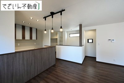 【居間・リビング】 | 本庄市小島　戸建住宅ー＊Design HOUSE＊ | ≪D号棟≫室内構成に拘り採光とセンスを散りばめた空間。それは『柔らかさ』に似た素敵な居場所。そこに暮らす人のことを考えつくり出したものは『癒し』という心地よい居場です。
現地(2025年7月撮影)