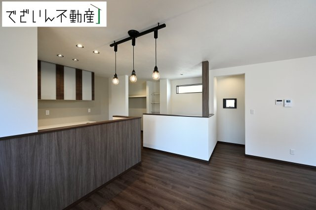 【居間・リビング】 | 本庄市小島　戸建住宅ー＊Design HOUSE＊ | ≪D号棟≫室内構成に拘り採光とセンスを散りばめた空間。それは『柔らかさ』に似た素敵な居場所。そこに暮らす人のことを考えつくり出したものは『癒し』という心地よい居場です。
現地(2025年7月撮影)