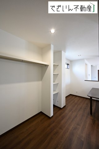 【居間・リビング】 | 本庄市小島　戸建住宅ー＊Design HOUSE＊ | ≪D号棟≫暮らし心地を大きく左右する収納を、適材適所に配置し使い勝手を考慮してあります。空間を余すところなく有効利用した収納は生活空間をより上質なものにしてくれるでしょう。
現地(2025年7月撮影)
